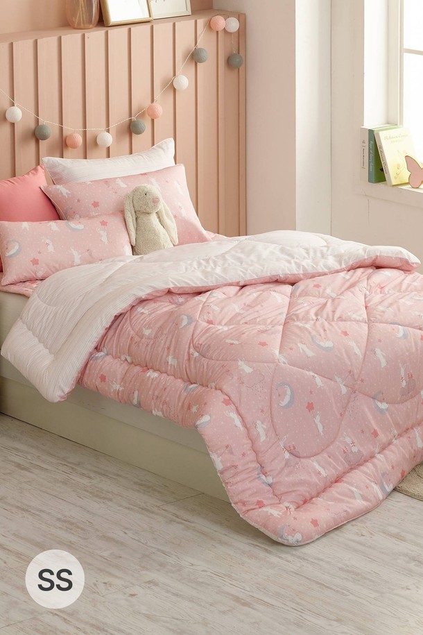 세사온라인 주디 알러지케어 차렵패드세트 SS는 유아동을 위한 침구류 세트입니다. 코랄핑크 컬러에 별나라와 토끼 패턴으로 디자인되어 부드럽고 포근한 촉감을 선사합니다. 알러지 프리, 집먼지 진드기, 미세먼지, 유해물질을 차단하여 안심하고 사용할 수 있으며, 아토피 안심마크와 영국 알러지협회(BAF) 인증을 받았습니다. 초극세 원사를 사용하여 부드러움을 더하고, 원헤드 킬팅, 4면 모서리 고무밴드, 양면 사용 가능, 지퍼 마감 등의 특징을 갖췄습니다. 구성품은 차렵이불, 누빔패드, 베개커버로 이루어져 있습니다.
