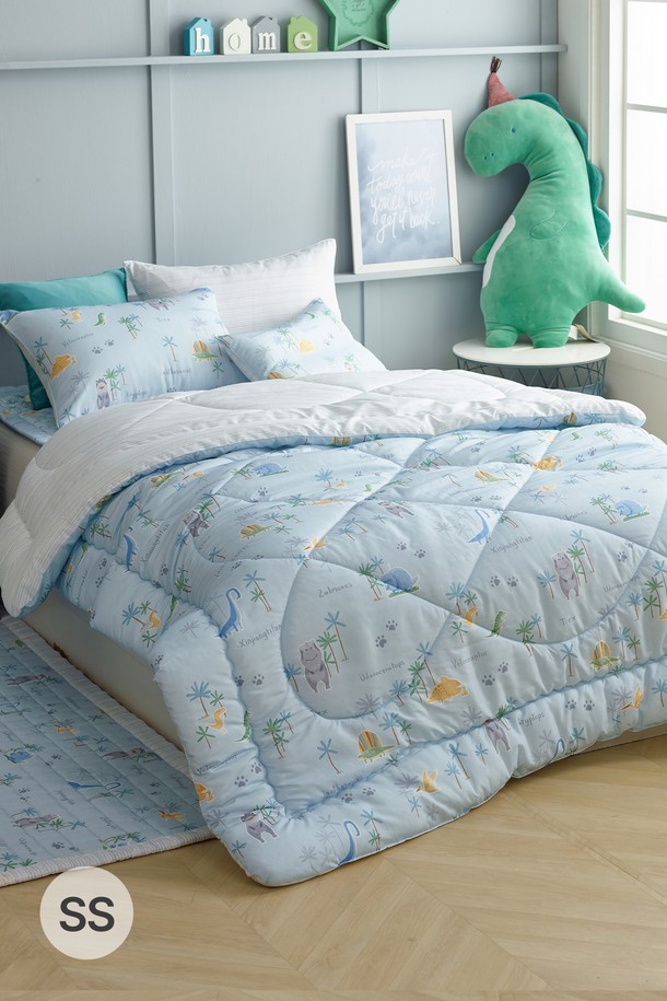 세사온라인 다이노스 알러지케어 차렵패드세트 SS는 유아동을 위한 침구세트입니다. 블루와 화이트 컬러의 극세사 소재로 제작되었으며, 공룡 캐릭터 패턴이 적용되어 아이들의 수면 공간에 즐거움을 더합니다. 알러지케어, 항균, 방수 기능을 갖춰 위생적이며 사계절 내내 사용할 수 있습니다. 차렵이불과 패드로 구성되어 있으며, 먼지 방지 기능과 보관용 가방이 포함되어 있어 실용적입니다.
