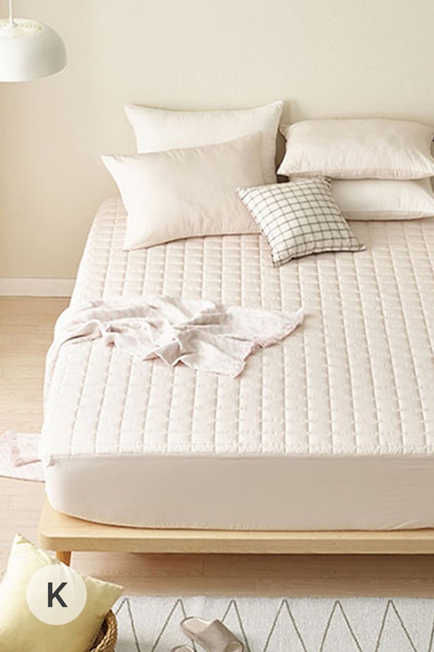 세사온라인 스테이 누빔매트리스커버 K는 크림, 라이트베이지, 다크그레이 3가지 색상으로 제공되며, 부드러운 촉감의 월로쉬 소재로 제작되었습니다. 알러지 케어 기능과 밀착성을 갖춰 쾌적한 수면 환경을 제공하며, 히든지퍼 디자인과 D자형 고무밴딩, 안전을 위한 Safety Sheet 덧대어짐으로 깔끔함과 실용성을 더했습니다. 두꺼운 두께감과 50z 충전재 사용으로 포근함을 선사하며, 양면 사용 가능 및 최대 32cm 높이의 매트리스까지 호환됩니다. 미니멀한 디자인으로 침실 인테리어 효과를 높여줍니다.
