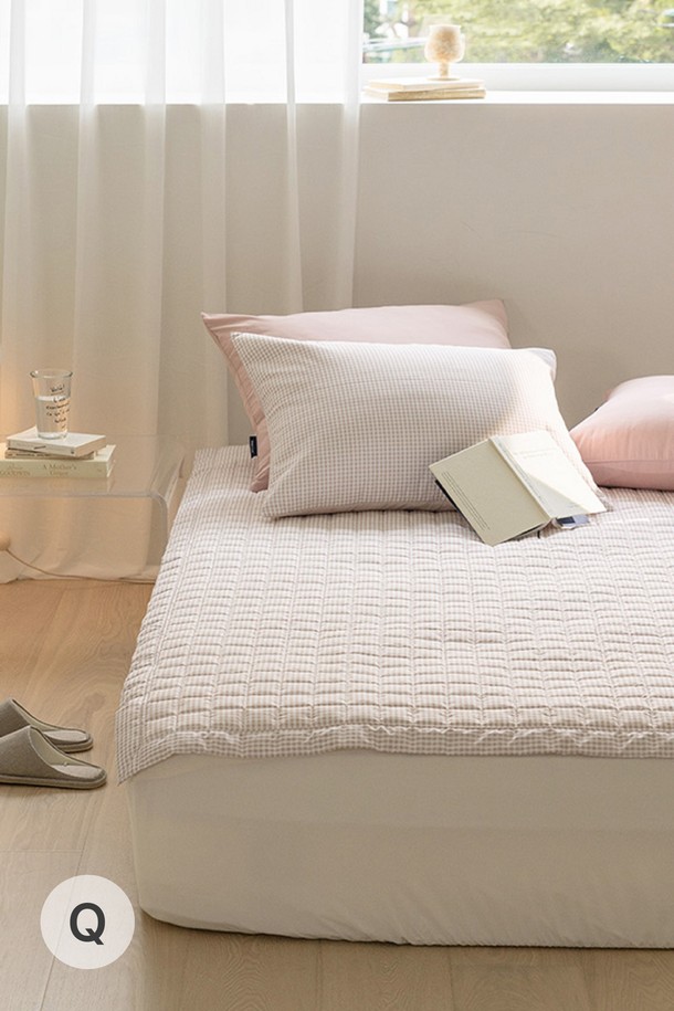 퓨어슬립 알러지케어 누빔패드 모음 Q는 퀸 사이즈 침대에 적합하며, 화이트와 베이지 두 가지 색상으로 제공됩니다. 부드러운 폴리에스테르 소재로 제작되어 사계절 내내 사용 가능하며, 알러지 케어 기능과 흡습 기능으로 쾌적한 수면 환경을 제공합니다. 푹신한 두께감의 누빔 디자인으로 침대 매트리스를 보호하고 편안함을 더해줍니다.
