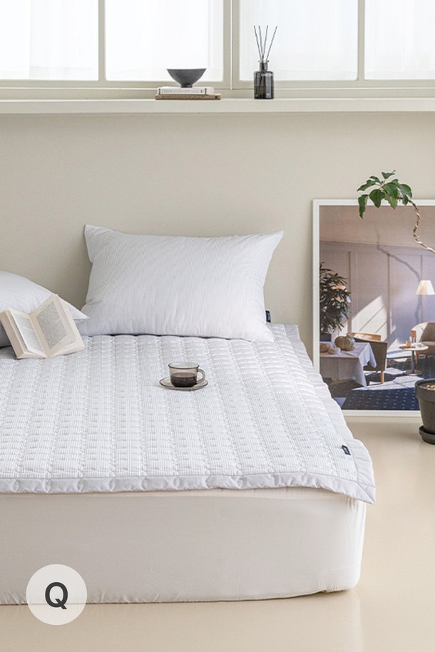 퓨어슬립 알러지케어 누빔패드 Q는 모던하고 세련된 스타일로, 부드러운 촉감과 폭신폭신한 사용감을 제공합니다. 고밀도 폴리에스터 원단으로 제작되어 알러지 케어 기능과 통기성을 갖췄으며, 체크, 스트라이프, 텍스처 패턴의 다양한 디자인을 만나보실 수 있습니다. 베이지, 그레이, 그린, 코코아, 블루, 핑크, 민트 등 일곱 가지 컬러 옵션과 4개 모서리 고무밴드, 호텔 감성 디자인으로 편안하고 쾌적한 침실 환경을 연출합니다.
