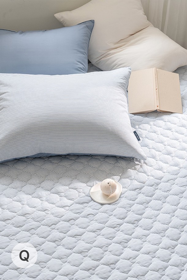 퓨어슬립 알러지케어 누빔패드 모음 Q는 퀸 사이즈 침대에 적합한 알러지 케어 기능을 갖춘 침구입니다. 부드러운 촉감의 폴리에스테르 소재로 제작되었으며, 퀼팅 누빔 처리로 포근함을 더했습니다. 화이트 및 블루 컬러 옵션으로 침실 분위기에 맞춰 선택할 수 있습니다.
