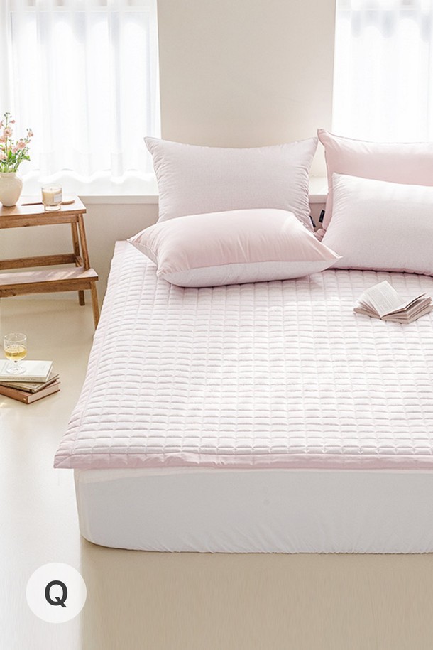 퓨어슬립 알러지케어 누빔패드 모음 Q는 알러지 케어 기능과 7cm 두께의 푹신함을 동시에 제공하는 침구입니다. FITI 테스트, Allergy UK 인증, 원단 안전성 및 항균 테스트를 완료하여 안심하고 사용할 수 있으며, 흡습, 통기, 항균, 방수 기능을 갖춰 사계절 내내 쾌적함을 선사합니다. 베이지, 그레이, 그린, 코코아, 블루, 핑크 등 다양한 색상과 스트라이프, 체크, 텍스처 패턴으로 출시되어, 부드러운 촉감과 함께 침실 분위기를 다채롭게 연출할 수 있습니다.
