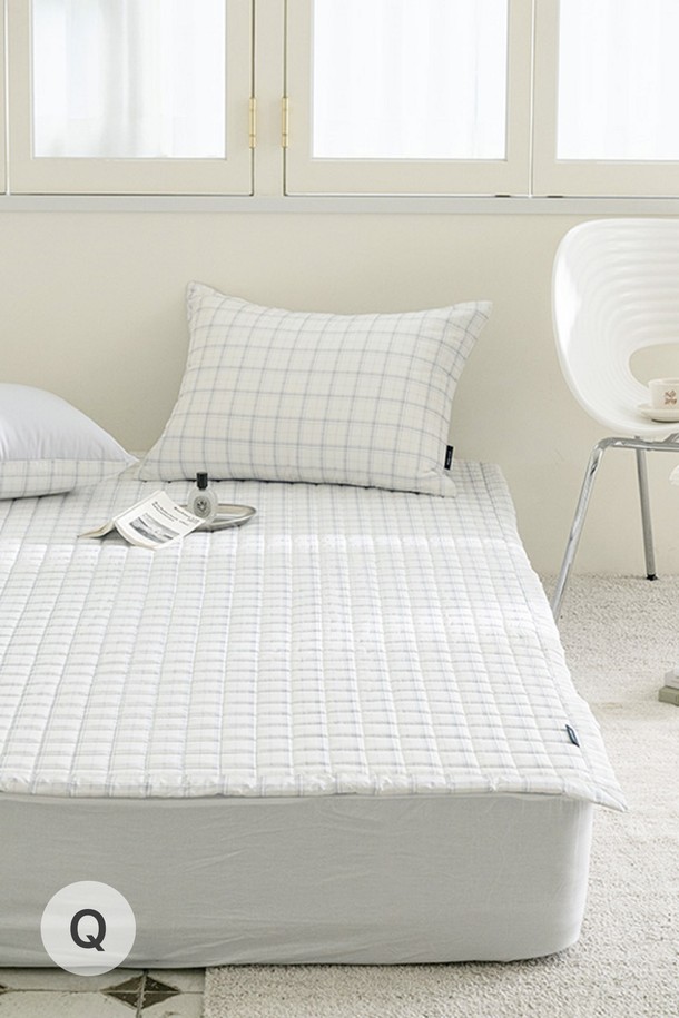 퓨어슬립 알러지케어 누빔패드 모음 Q는 그레이, 베이지, 그린, 핑크, 블루, 코코아, 민트 등 다채로운 색상으로 출시되었으며, 폴리에스터 소재에 체크, 스트라이프, 모던한 무늬를 더해 세련된 침실 분위기를 연출합니다. 알러지케어, 집먼지진드기방지, 통기성, 수분흡수 기능과 폭신한 두께감으로 편안한 잠자리를 제공하며, 고밀도 원단과 4개 모서리 고무밴드, 반려동물 털 제거 용이한 특징을 갖췄습니다. 베이커리 및 데일리 시리즈로 구성되어 SS 및 Q 사이즈 중 선택 가능합니다.
