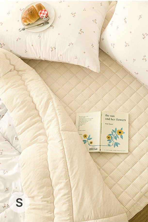 퓨어슬립 알러지케어 누빔패드 SS는 부드러운 면 소재로 제작되어 포근한 촉감을 선사하며, 침실 공간에 편안함을 더합니다. 아이보리, 베이지 두 가지 색상으로 출시되어 침실 분위기에 맞춰 선택 가능하며, 퀼팅 디자인으로 고급스러움을 더했습니다. 알러지케어 기능과 누빔 처리로 쾌적한 잠자리를 제공하는 침대패드 겸 매트리스커버입니다.
