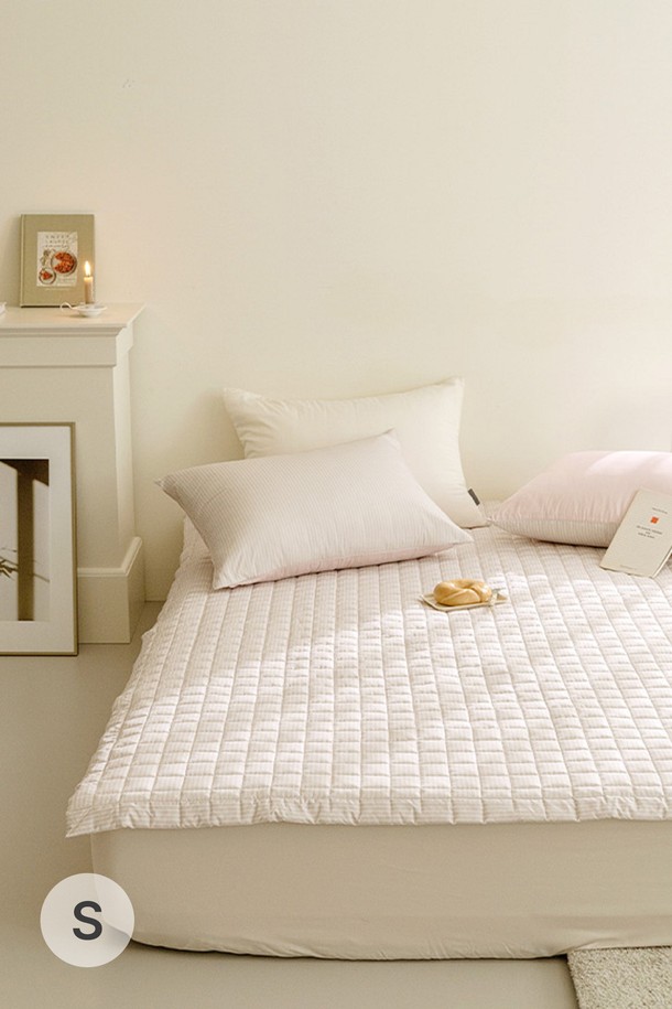 퓨어슬립 알러지케어 누빔패드는 베이지, 블루, 그레이, 핑크, 그린, 코코아, 민트 등 다채로운 컬러를 제공하며, 부드러운 폴리에스테르 소재의 고밀도 원단에 체크 누빔 패턴으로 디자인되었습니다. 사계절 내내 사용할 수 있으며, 통기, 흡습, 방수, 향균 기능을 갖춰 위생적입니다. 알러지 케어 기능과 코너 밴딩 처리, 경량성, 보온성, 애완동물 털 제거 용이한 점이 특징인 실용적인 침구입니다.
