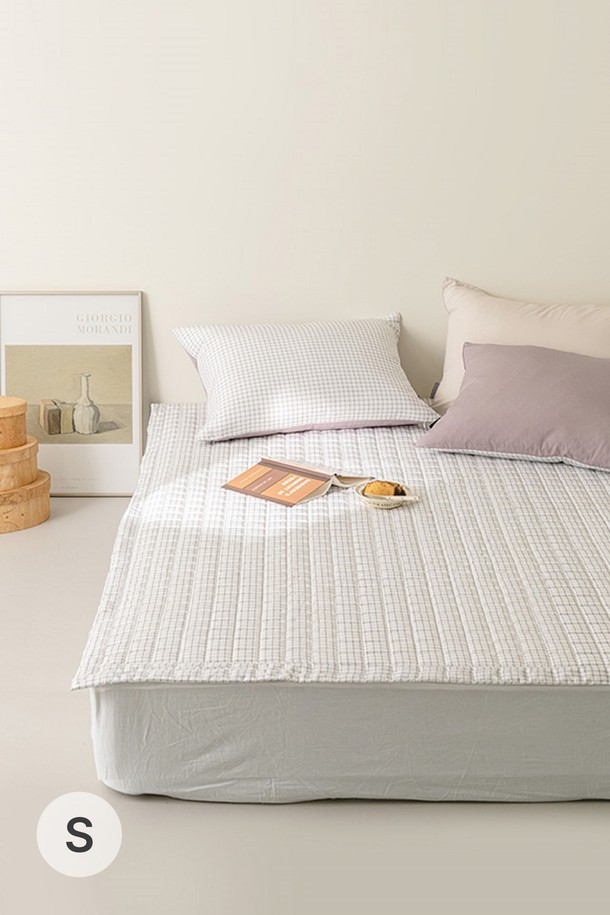 퓨어슬립 알러지케어 누빔패드 모음 SS는 부드러운 촉감과 두꺼운 두께로 포근함을 선사하며, 그레이, 베이지, 민트 등 7가지 다채로운 색상으로 출시되었습니다. 폴리에스테르 소재의 고밀도 원단으로 제작되어 흡습, 통기, 향균, 알러지케어, 먼지 제거 기능까지 갖춘 사계절용 침구입니다. 체크, 스트라이프, 솔리드 패턴의 모던하고 캐주얼한 디자인으로, 코너 고정 밴드와 반려동물 털 제거가 용이한 실용적인 특징을 더했습니다.
