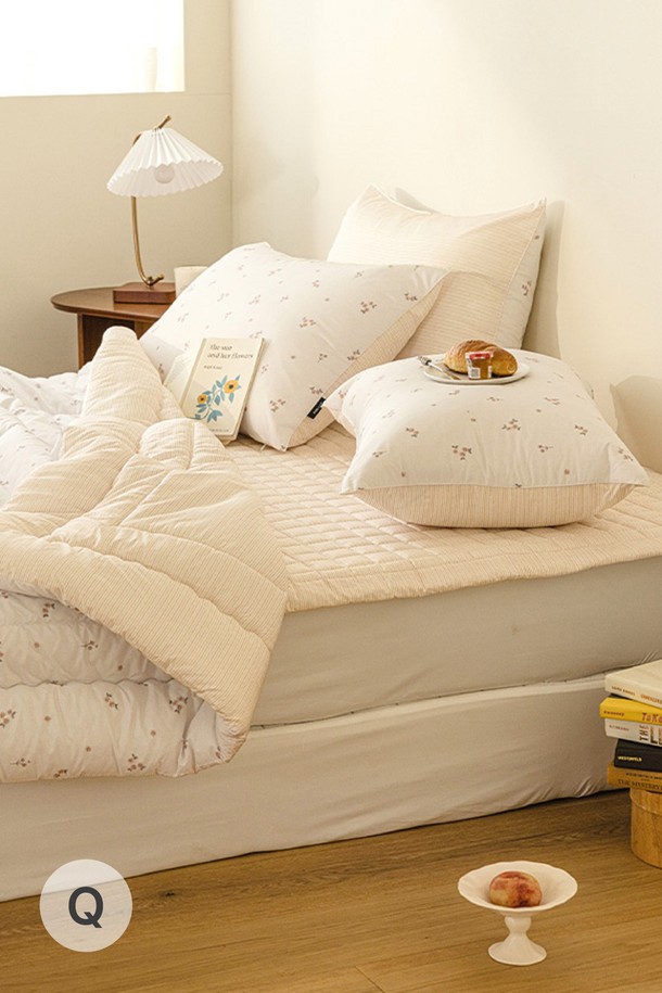 퓨어슬립 알러지케어 이불베개세트 모음 Q는 부드러운 촉감과 고밀도 폴리에스테르 소재로 제작되어 흡습, 통기, 항균 기능을 제공하는 침구세트입니다. 플라워, 체크, 무지 등 다양한 패턴과 핑크, 민트, 베이지, 블루, 그레이, 코코아, 그린 등 다채로운 컬러 옵션을 갖추고 있으며, 클래식과 모던 스타일을 아우릅니다. 이불, 베개커버, 패드로 구성되어 있으며 퀼팅 패딩과 코너 밴딩으로 실용성을 더한 SS, Q 사이즈 알러지케어 이불베개세트로 편안하고 위생적인 일상을 경험하세요.
