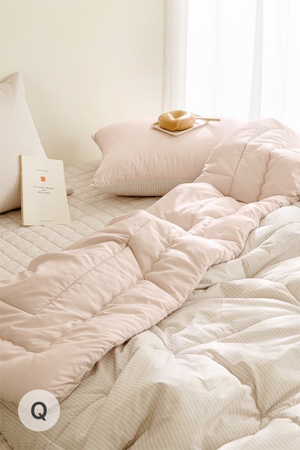 퓨어슬립 알러지케어 이불베개세트 모음 Q는 알러지 방지 및 집먼지 진드기 방지 기능으로 쾌적한 잠자리를 제공하며, 부드러운 폴리에스터 소재와 플라워, 데이지 패턴으로 디자인되었습니다. 고밀도 원단과 가벼운 중량감, 우수한 통기성 및 보온성을 갖춘 사계절용 침구 세트로, FITI 테스트, 영국알러지협회 인증, 진드기기피성 및 원단안정성 테스트를 완료하여 안심하고 사용할 수 있습니다. 세트는 이불, 베개커버, 패드로 구성되어 있으며, 민트, 베이지, 코코아 세 가지 색상 중 선택할 수 있습니다.
