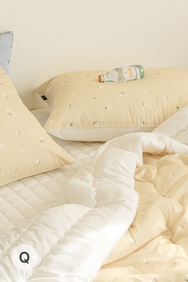 퓨어슬립 알러지케어 이불베개세트 모음 Q는 베이지, 블루, 그레이, 그린, 핑크, 민트, 코코아 등 다채로운 컬러와 플라워, 체크, 스트라이프 패턴으로 구성되어 있습니다. 알러지케어, 통기성, 항균, 방진 기능을 갖춘 사계절용 침구세트로, 고밀도 폴리에스테르 원단으로 제작되어 가볍고 포근한 사용감을 선사합니다. 영국 알러지협회 인증과 BAF 원단안전성 테스트를 통과하여 안심하고 사용할 수 있으며, 이불, 베개커버, 패드가 포함된 실용적인 세트 구성입니다.
