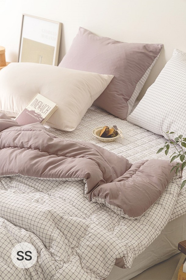 퓨어슬립 알러지케어 이불베개세트 모음 SS는 모던, 클래식, 미니멀 스타일을 아우르는 침구세트로, 그린, 베이지, 그레이, 블루, 민트, 코코아, 핑크 등 다채로운 컬러로 출시되어 침실 분위기를 화사하게 연출합니다. 포근하고 아늑한 폴리에스터 소재의 이불과 베개는 체크, 스트라이프, 플라워 패턴의 세련된 디자인으로, 크로플, 다우니, 선데이, 밀크티 등 11가지 디자인 중 선택 가능하며, 알러지케어 기능으로 더욱 안심하고 사용할 수 있습니다. 호텔식 디자인과 심플한 구성, 전용 더스트백으로 실용성을 더한 퓨어슬립 침구세트로 편안하고 건강한 잠자리를 경험해 보세요.
