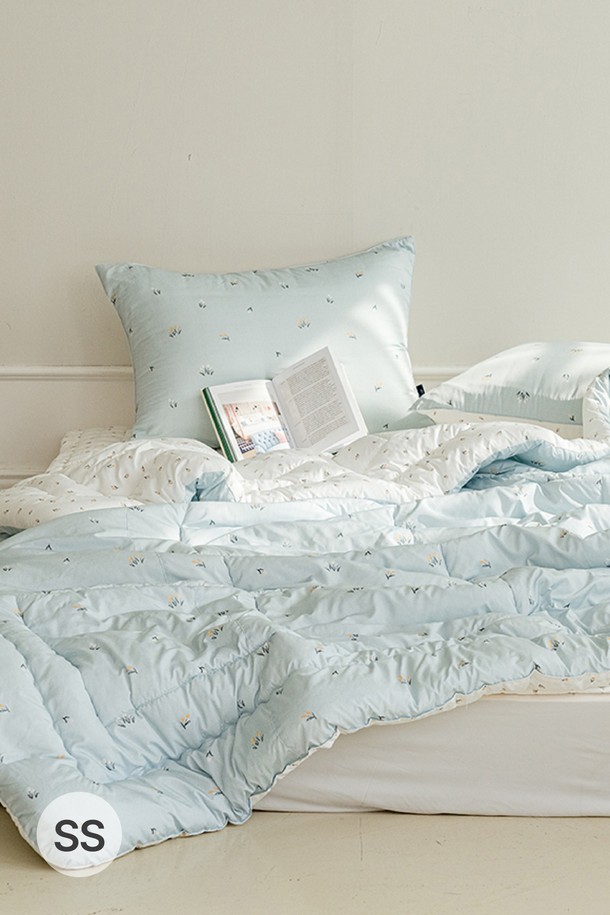 **퓨어슬립 알러지케어 이불베개세트 모음 SS**는 부드러운 면 소재로 제작되어 사계절 내내 쾌적하게 사용할 수 있는 침구 세트입니다. 알러지케어 기능을 갖춰 민감한 피부도 안심하고 사용할 수 있으며, 화이트와 민트 두 가지 색상으로 제공됩니다. SS 사이즈의 이불과 베개로 구성되어 있으며, 무지 디자인으로 깔끔하고 세련된 침실 분위기를 연출합니다.
