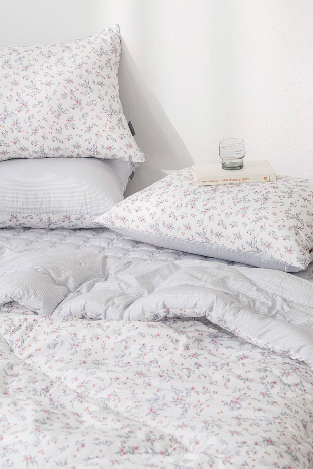 세사온라인 벨라 알러지케어 차렵이불 Q는 퀸(Q) 사이즈의 사계절용 침구입니다. 알러지 케어 기능이 있어 민감한 피부도 안심하고 사용할 수 있으며, 웰로쉬 원단을 사용하여 부드러운 촉감을 제공합니다. 화이트와 그레이 색상의 플라워, 프린트 무늬가 침실 분위기를 화사하게 연출합니다. 먼지 봉투가 포함되어 있어 위생적으로 보관할 수 있습니다.
