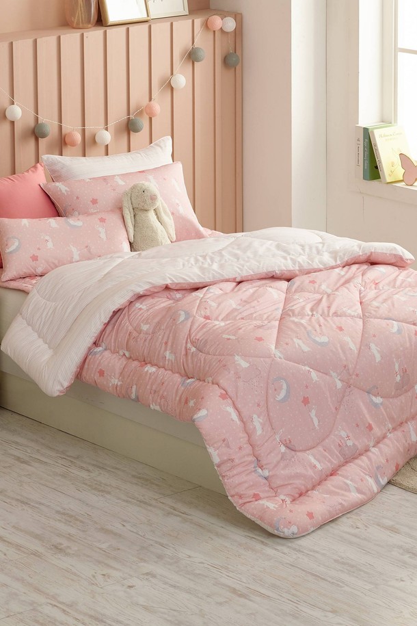 세사온라인 주디 알러지케어 차렵베개세트 SS는 유아동을 위한 핑크색 침구세트입니다. 부드러운 촉감의 폴리에스터 소재로 제작되어 사계절 내내 사용할 수 있으며, 알러지케어, 진드기 방지, 유해물질 차단 기능으로 아이들의 건강을 생각했습니다. 고밀도 직조, 마이크로파이버, 경량, 저자극성 특징과 냄새 방지, 세균 번식 억제 기능을 더해 더욱 위생적으로 사용할 수 있습니다. 구성품은 차렵이불과 베개커버로 이루어져 있습니다.
