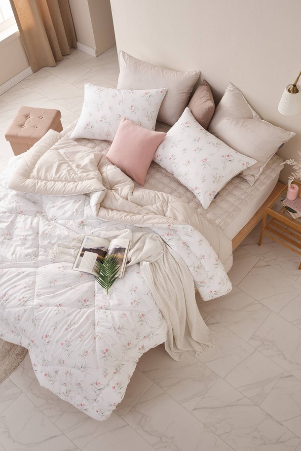 세사온라인 데스티 알러지케어 차렵패드세트 SS는 침실 공간에 포근함과 건강함을 선사하는 침구 세트입니다. 화이트와 핑크 두 가지 색상으로 출시되어 침실 분위기에 맞춰 선택할 수 있습니다. 알러지 케어 기능이 있어 민감한 피부도 안심하고 사용할 수 있으며, 웰로쉬 소재를 사용하여 부드러운 촉감을 제공합니다. 사계절 내내 사용 가능한 두께로 제작되었으며, 플라워 패턴으로 침실에 화사함을 더합니다. 세탁이 가능하여 위생적으로 관리할 수 있는 차렵이불과 패드로 구성된 실용적인 침구 세트입니다.
