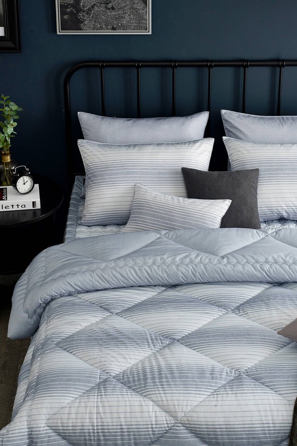 세사온라인 어반 알러지케어 차렵패드세트 SS는 알레르기 케어 기능을 갖춘 차렵이불세트입니다. 부드러운 촉감의 폴리에스터 소재에 스트라이프 패턴으로 모던하고 베이직한 스타일을 연출합니다. 진드기 및 유해물질 차단, 향균 기능은 물론, 통기성과 흡습 기능으로 쾌적한 수면 환경을 제공합니다. 고밀도 마이크로 화이버로 제작되어 먼지 발생이 적고 가벼우며 폭신한 사용감을 선사합니다. 이불, 베개커버, 패드로 구성되어 있어 민감성 피부와 비염 환자도 안심하고 사용할 수 있습니다.
