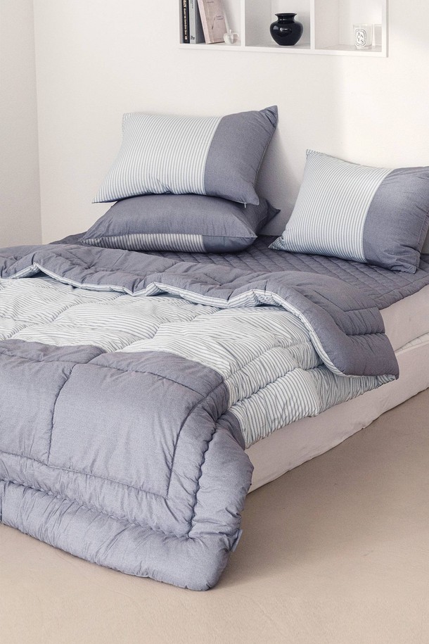 세사온라인 에딘 알러지케어 차렵패드세트 SS는 마이크로파이버 소재로 제작되어 부드러운 촉감을 자랑합니다. 알러지케어 기능을 갖춰 민감한 피부도 안심하고 사용할 수 있으며, 항균, 통기성, 수분 배출, 체온 유지, 냄새 방지, 집먼지진드기 차단 기능으로 쾌적한 수면 환경을 제공합니다. 중간 두께감으로 사계절 내내 활용 가능하며, 저자극성, 원적외선 방출, 고밀도 직조, 적은 먼지 발생, 세균 번식 억제 등의 특징을 가지고 있습니다. 이불과 패드로 구성된 SS 사이즈 침구세트로 침실을 더욱 편안하게 만들어 보세요. 그레이 컬러의 플레인 디자인으로 어떤 침실에도 잘 어울립니다.
