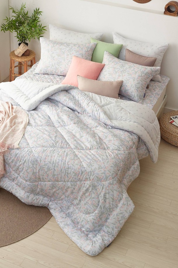 세사온라인 플로리아 알러지케어 차렵패드세트 Q는 부드러운 촉감의 폴리에스테르 소재로 제작되어 사계절 내내 쾌적하게 사용할 수 있습니다. 플로럴 패턴과 그린 컬러가 돋보이는 미니멀 스타일의 침구세트로, 알러지케어, 저자극, 속건 기능을 갖춰 민감한 피부에도 안심하고 사용할 수 있습니다. 이불, 패드, 베개커버로 구성되어 있으며, 퀸(Q) 사이즈와 싱글(SS) 사이즈로 만나볼 수 있습니다. 마이크로파이버 소재를 사용하여 뛰어난 후도감과 가벼운 착용감을 느낄 수 있으며, 먼지 발생을 줄여 더욱 위생적입니다.
