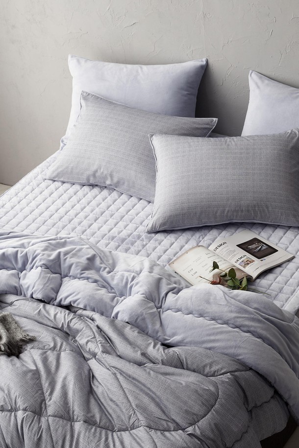 세사온라인 버로우 웰포그니 극세사 차렵베개세트 Q는 부드러운 촉감의 극세사 소재와 보온성이 뛰어난 겨울용 침구 세트입니다. 모던하고 심플한 스타일의 그레이, 화이트 두 가지 색상으로 출시되어, 침실 분위기에 맞춰 선택할 수 있습니다. 넉넉한 Q 사이즈로 제작되었으며, 저데니아 마이크로 화이바 솜을 사용하여 포근하고 푹신한 사용감을 제공합니다. 양면 사용이 가능하며, 베개커버는 지퍼 처리되어 편리하게 사용할 수 있습니다. 또한 풍부한 공기층으로 따뜻함을 더하고, 알러지케어 기능으로 쾌적한 잠자리를 제공합니다.
