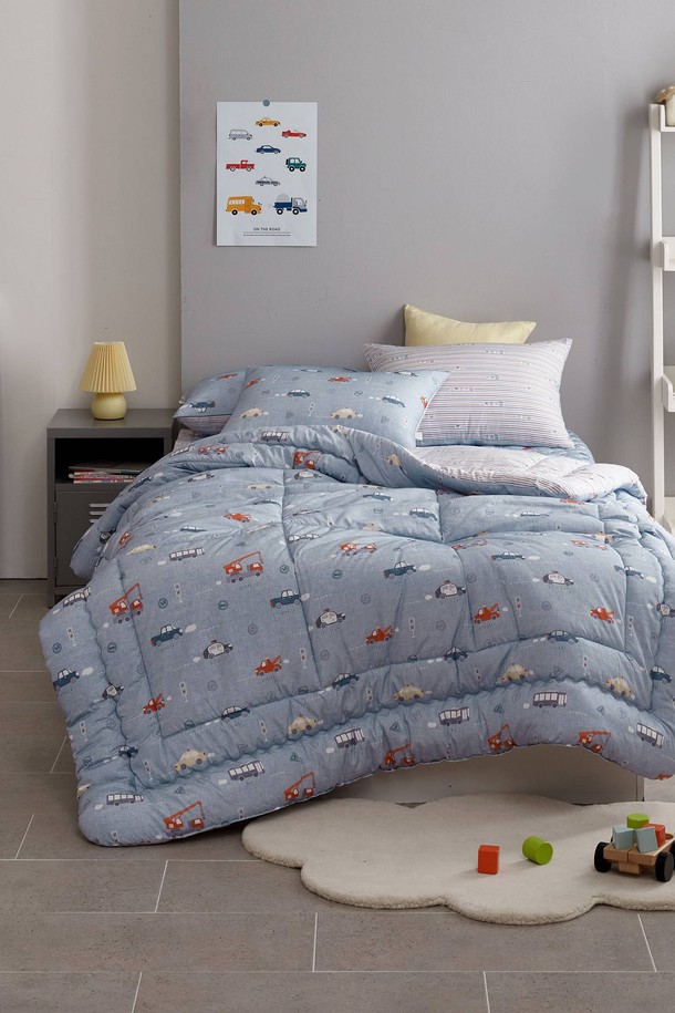 세사온라인 붕붕 알러지케어 차렵이불 SS는 유아동을 위한 침구류로, 블루와 그레이 컬러의 자동차 및 캐릭터 패턴 디자인이 특징입니다. 초고밀도 마이크로 원사를 사용하여 부드러운 촉감을 제공하며, 도톰한 두께감으로 포근함을 더합니다. 알러지 방지, 진드기 차단, 보온, 통기성 기능을 갖춰 사계절 내내 쾌적하게 사용할 수 있습니다. 아토피 안심마크와 FITI 시험연구원 진드기 기피성 평가, 알러지 테스트를 통과하여 안심하고 사용할 수 있으며, 단품 또는 세트 선택이 가능합니다.
