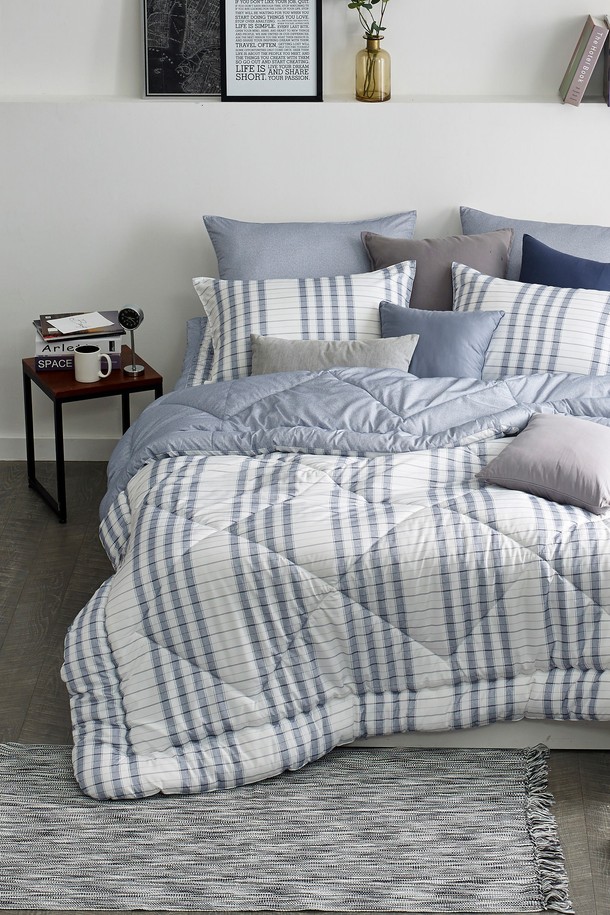 세사온라인 트리니크 알러지케어 차렵패드세트 SS는 마이크로파이버와 극세사 소재로 제작되어 부드러운 촉감을 자랑합니다. 모던하고 매니쉬한 그레이 체크 패턴으로 디자인되어 어떤 침실에도 잘 어울립니다. 집먼지 진드기 차단, 유해 물질 차단, 항균 기능으로 쾌적하게 사용할 수 있으며, 사계절 내내 보온성과 통기성을 유지합니다. 차렵이불, 베개커버, 패드로 구성되어 있으며, 패드 모서리 고무밴드 처리 및 전용 더스트백으로 편리함까지 더했습니다. 폭신한 두께감으로 편안한 잠자리를 제공하는 알러지케어 침구세트입니다.
