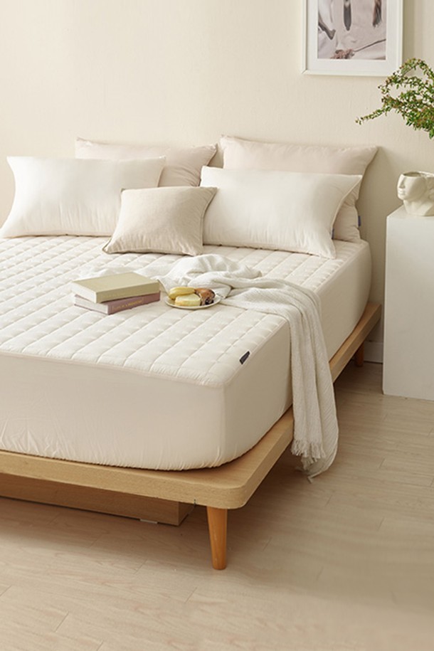 세사온라인 스테이 누빔매트리스커버 K는 크림, 라이트베이지, 다크그레이 3가지 색상으로 출시되어 다양한 침실 분위기에 어울립니다. 부드러운 폴리에스테르 소재에 두꺼운 누빔으로 제작되어 사계절 내내 포근함을 선사하며, 항균, 방습, 온도조절, 냄새방지 기능으로 쾌적한 수면 환경을 제공합니다. 피부에 자극 없이 부드러운 촉감과 유해물질 차단 기능으로 안심하고 사용할 수 있으며, 50oz 충전재와 32cm 매트리스 높이 호환으로 편안함을 더했습니다. 고밀도 원단, 저자극성, 안전시트 내장, 숨은 지퍼, 밴딩 처리 등 섬세한 디테일이 돋보이는 매트리스 커버입니다.
