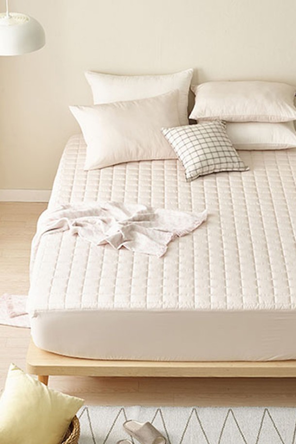 세사온라인 스테이 누빔매트리스커버 K는 크림, 라이트베이지, 다크그레이 3가지 색상으로 제공되며, 부드러운 촉감의 월로쉬 소재로 제작되었습니다. 알러지 케어 기능과 밀착성을 갖춰 쾌적한 수면 환경을 제공하며, 히든지퍼 디자인과 D자형 고무밴딩, 안전을 위한 Safety Sheet 덧대어짐으로 깔끔함과 실용성을 더했습니다. 두꺼운 두께감과 50z 충전재 사용으로 포근함을 선사하며, 양면 사용 가능 및 최대 32cm 높이의 매트리스까지 호환됩니다. 미니멀한 디자인으로 침실 인테리어 효과를 높여줍니다.
