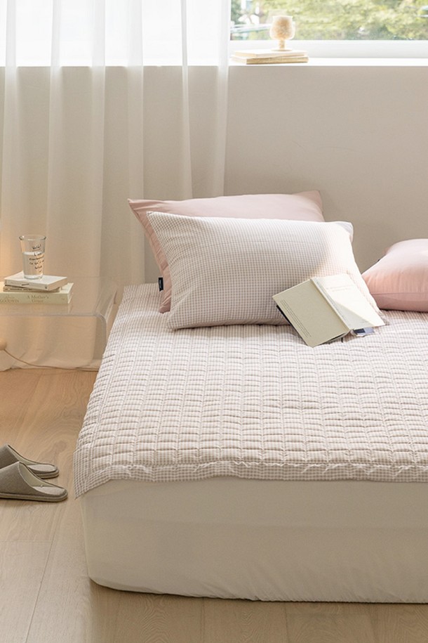 퓨어슬립 알러지케어 누빔패드 모음 Q는 퀸 사이즈 침대에 적합하며, 화이트와 베이지 두 가지 색상으로 제공됩니다. 부드러운 폴리에스테르 소재로 제작되어 사계절 내내 사용 가능하며, 알러지 케어 기능과 흡습 기능으로 쾌적한 수면 환경을 제공합니다. 푹신한 두께감의 누빔 디자인으로 침대 매트리스를 보호하고 편안함을 더해줍니다.
