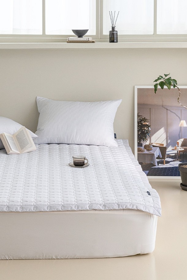 퓨어슬립 알러지케어 누빔패드 Q는 모던하고 세련된 스타일로, 부드러운 촉감과 폭신폭신한 사용감을 제공합니다. 고밀도 폴리에스터 원단으로 제작되어 알러지 케어 기능과 통기성을 갖췄으며, 체크, 스트라이프, 텍스처 패턴의 다양한 디자인을 만나보실 수 있습니다. 베이지, 그레이, 그린, 코코아, 블루, 핑크, 민트 등 일곱 가지 컬러 옵션과 4개 모서리 고무밴드, 호텔 감성 디자인으로 편안하고 쾌적한 침실 환경을 연출합니다.
