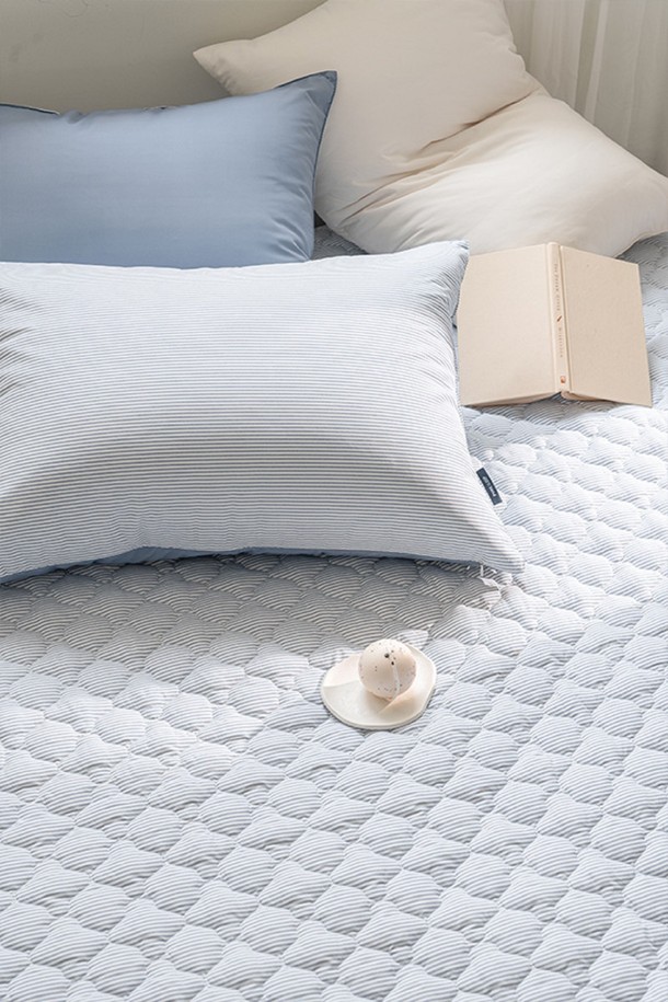 퓨어슬립 알러지케어 누빔패드 모음 Q는 퀸 사이즈 침대에 적합한 알러지 케어 기능을 갖춘 침구입니다. 부드러운 촉감의 폴리에스테르 소재로 제작되었으며, 퀼팅 누빔 처리로 포근함을 더했습니다. 화이트 및 블루 컬러 옵션으로 침실 분위기에 맞춰 선택할 수 있습니다.
