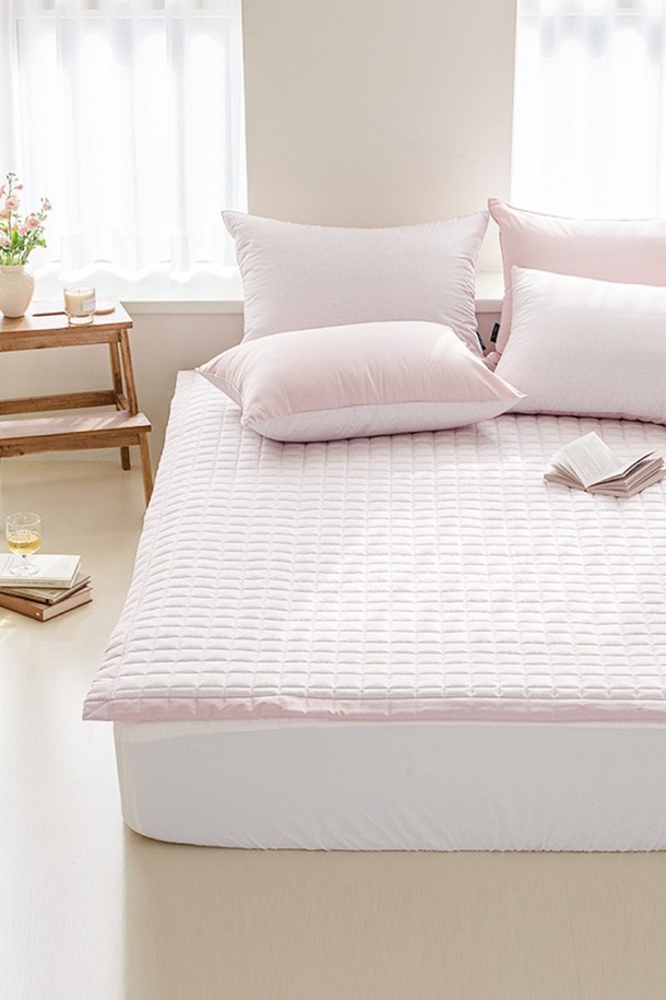 퓨어슬립 알러지케어 누빔패드 모음 Q는 알러지 케어 기능과 7cm 두께의 푹신함을 동시에 제공하는 침구입니다. FITI 테스트, Allergy UK 인증, 원단 안전성 및 항균 테스트를 완료하여 안심하고 사용할 수 있으며, 흡습, 통기, 항균, 방수 기능을 갖춰 사계절 내내 쾌적함을 선사합니다. 베이지, 그레이, 그린, 코코아, 블루, 핑크 등 다양한 색상과 스트라이프, 체크, 텍스처 패턴으로 출시되어, 부드러운 촉감과 함께 침실 분위기를 다채롭게 연출할 수 있습니다.
