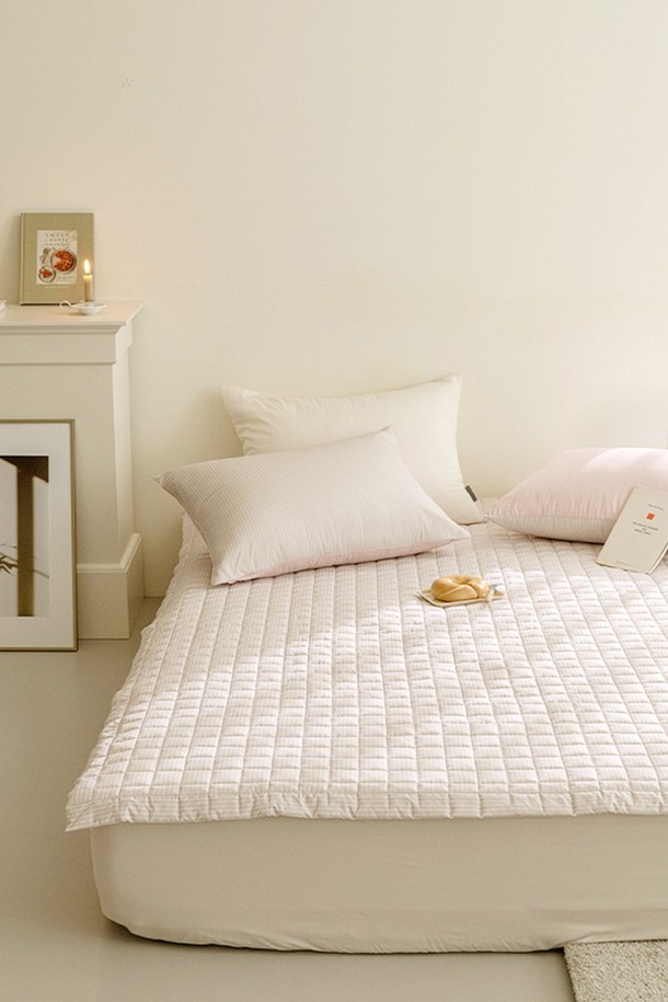 퓨어슬립 알러지케어 누빔패드 모음 Q는 퀸 사이즈 침대에 적합한 항균 기능의 알러지 케어 매트리스 커버입니다. 부드러운 촉감의 화이트 컬러 폴리에스터 소재에 퀼팅 무늬로 디자인되어 포근한 침실 분위기를 연출합니다. 두꺼운 두께감으로 편안한 잠자리를 제공하는 누빔 패드입니다.
