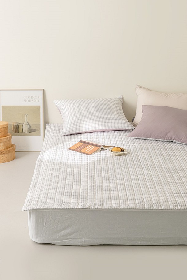 퓨어슬립 알러지케어 누빔패드 모음 Q는 부드러운 촉감의 화이트 색상 매트리스 패드로, 알러지 방지 기능이 있어 민감한 피부도 안심하고 사용할 수 있습니다. 사계절 내내 쾌적하게 사용할 수 있도록 두꺼운 두께감과 누빔 처리로 제작되었으며, 퀸(Q) 사이즈로 넉넉하게 제작되었습니다. 폴리에스테르 소재에 체크 패턴 디자인으로 견고함과 시각적인 안정감을 더했습니다.
