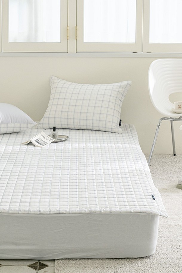 퓨어슬립 알러지케어 누빔패드 모음 Q는 그레이, 베이지, 그린, 핑크, 블루, 코코아, 민트 등 다채로운 색상으로 출시되었으며, 폴리에스터 소재에 체크, 스트라이프, 모던한 무늬를 더해 세련된 침실 분위기를 연출합니다. 알러지케어, 집먼지진드기방지, 통기성, 수분흡수 기능과 폭신한 두께감으로 편안한 잠자리를 제공하며, 고밀도 원단과 4개 모서리 고무밴드, 반려동물 털 제거 용이한 특징을 갖췄습니다. 베이커리 및 데일리 시리즈로 구성되어 SS 및 Q 사이즈 중 선택 가능합니다.
