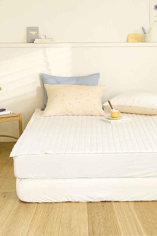 퓨어슬립 알러지케어 누빔패드 모음 Q는 코코아, 핑크, 베이지, 그레이, 그린, 민트, 블루 7가지 다채로운 컬러로 출시되어 침실 분위기를 화사하게 연출합니다. 7cm 두께감의 푹신함과 누빔 디자인, 코너 고무밴드 및 밴드 고정으로 안정적인 사용감을 제공하며, 알러지케어 기능과 사계절 사용 가능한 실용성을 갖춘 매트리스 패드입니다. 폴리에스테르 소재, 체크 및 스트라이프 패턴으로 모던, 심플, 호텔식 스타일을 연출하며, 베이커리, 데일리 시리즈로 만나볼 수 있습니다.
