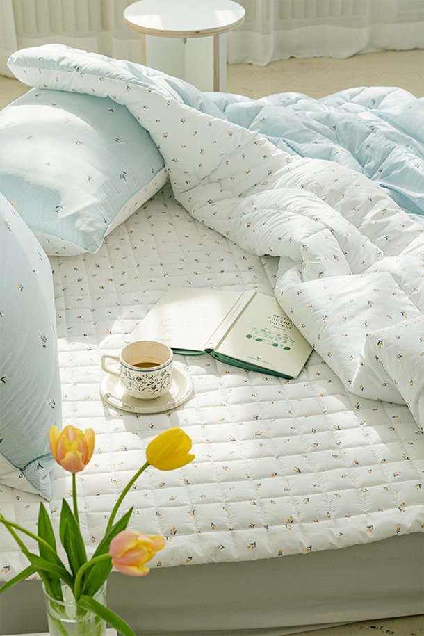 퓨어슬립 알러지케어 누빔패드 모음 Q는 퀸 사이즈의 침구패드로, 부드러운 촉감과 두꺼운 두께로 포근한 잠자리를 제공합니다. 화이트와 민트 두 가지 색상으로 출시되었으며, 알러지케어 기능과 흡습 기능으로 쾌적함을 더합니다. 도트 무늬의 심플하고 베이직한 디자인으로 사계절 내내 사용할 수 있는 실용적인 침실 필수템입니다.
