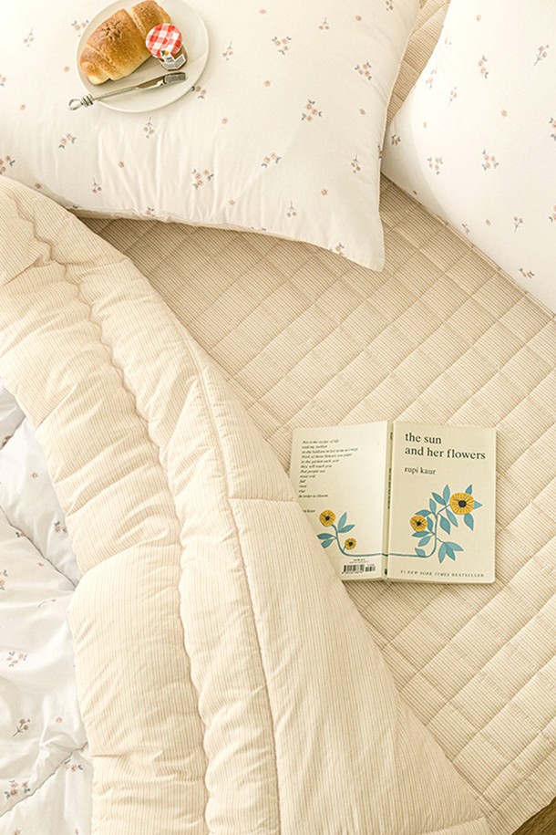 퓨어슬립 알러지케어 누빔패드 SS는 부드러운 면 소재로 제작되어 포근한 촉감을 선사하며, 침실 공간에 편안함을 더합니다. 아이보리, 베이지 두 가지 색상으로 출시되어 침실 분위기에 맞춰 선택 가능하며, 퀼팅 디자인으로 고급스러움을 더했습니다. 알러지케어 기능과 누빔 처리로 쾌적한 잠자리를 제공하는 침대패드 겸 매트리스커버입니다.
