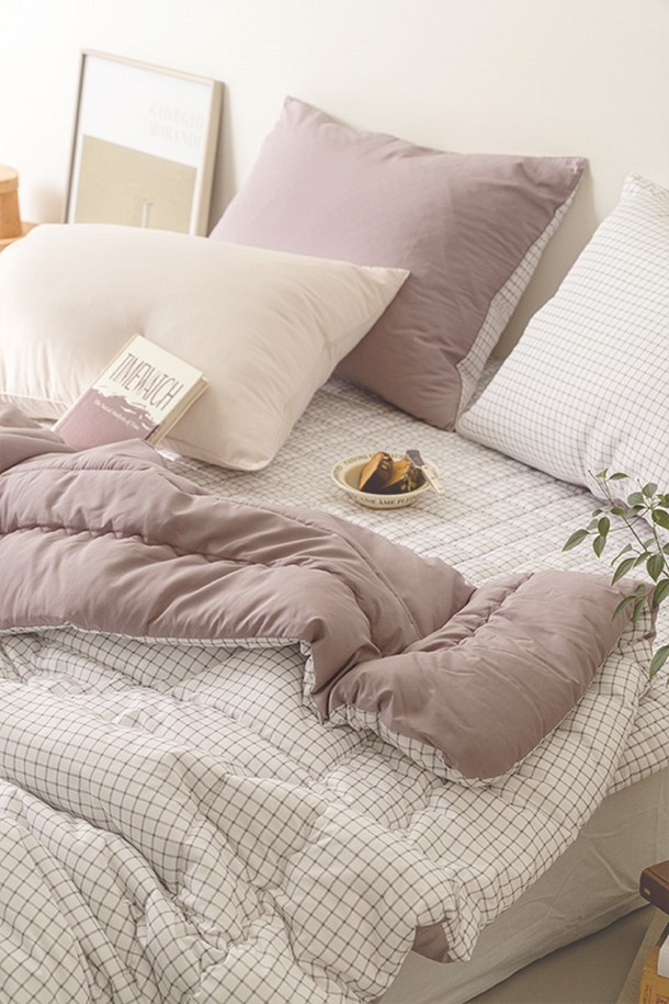 퓨어슬립 알러지케어 이불베개세트 모음 Q는 베이지, 핑크, 그레이, 민트, 그린, 코코아 등 차분한 톤의 다양한 색상으로 출시되어 미니멀하고 캐주얼한 침실 분위기를 연출합니다. 폴리에스터 소재에 플라워, 스트라이프, 체크 등 미니멀한 패턴과 울 텍스처 디자인을 더하여 호텔식 디자인을 구현했으며, 알러지케어 기능을 갖춰 쾌적한 수면 환경을 제공합니다. 다우니, 프라페, 밀크티, 모닝, 메이, 가드닝, 파운드, 선데이, 크로플, 도즈 등 퓨어슬립만의 감성을 담은 다양한 시리즈로 만나보세요.
