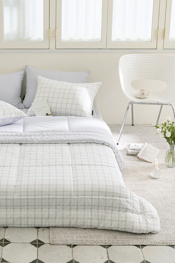 퓨어슬립 알러지케어 이불베개세트 모음 Q는 포근하고 아늑한 텍스처와 부드러운 촉감으로 편안한 잠자리를 제공합니다. 폭신폭신한 두께감과 7온스 솜 충전으로 안락함을 더하고, 알러지 케어 기능으로 건강한 수면 환경을 조성합니다. 베이지, 그레이, 화이트 등 모던하고 미니멀한 디자인의 다양한 컬러와 체크, 플라워, 스트라이프 패턴으로 침실 분위기를 연출합니다.
