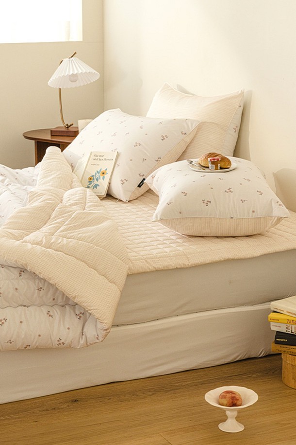 퓨어슬립 알러지케어 이불베개세트는 블루, 베이지, 코코아, 그레이, 핑크, 그린, 민트 등 다채로운 색상으로 출시되어 모던, 미니멀, 클래식한 침실 분위기를 연출합니다. 부드러운 촉감의 폴리에스테르 소재와 도트, 체크, 플라워, 스트라이프 패턴으로 디자인되었으며, 알러지케어 기능과 통기성을 갖춰 쾌적한 잠자리를 제공합니다. 영국 알러지 협회 인증과 FITI 테스트를 완료한 고밀도 원단, 경량의 알러지 프리 제품으로, 이불, 베개커버, 패드로 구성되어 있으며 애완동물 털 제거에도 용이합니다.
