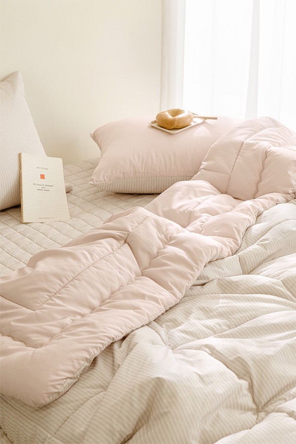 퓨어슬립 DAILY SERIES의 알러지케어 이불베개세트 SS입니다. 데이지 꽃 패턴과 베이지 바탕이 돋보이는 감성적인 디자인으로, 폴리에스테르 소재를 사용하여 따뜻한 분위기를 연출합니다. 꼼꼼한 알러지케어 기능과 함께 보관용 더스트백을 제공하여 실용성을 더했습니다.
