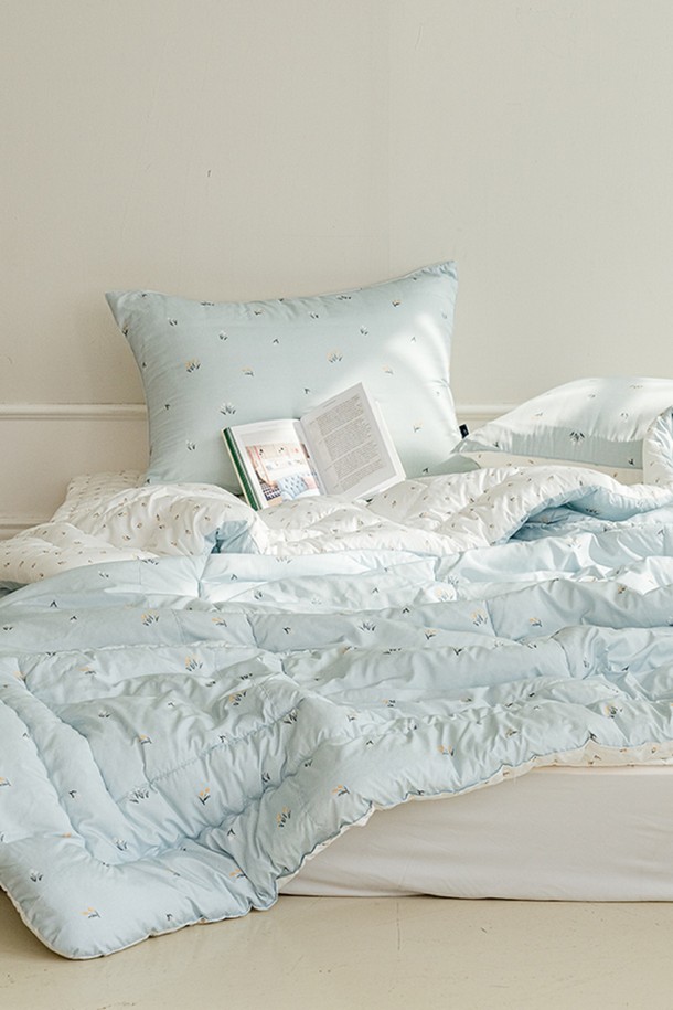 **퓨어슬립 알러지케어 이불베개세트 모음 SS**는 부드러운 면 소재로 제작되어 사계절 내내 쾌적하게 사용할 수 있는 침구 세트입니다. 알러지케어 기능을 갖춰 민감한 피부도 안심하고 사용할 수 있으며, 화이트와 민트 두 가지 색상으로 제공됩니다. SS 사이즈의 이불과 베개로 구성되어 있으며, 무지 디자인으로 깔끔하고 세련된 침실 분위기를 연출합니다.
