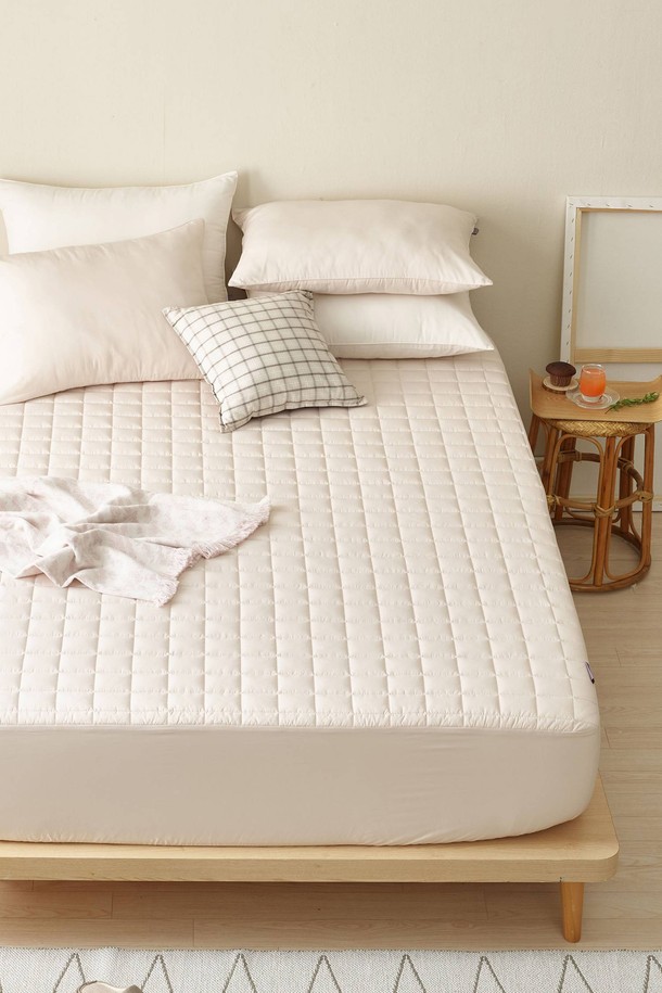 세사온라인 스테이 누빔매트리스커버 Q는 웰로쉬 S-708 원단을 사용하여 부드러운 촉감을 선사합니다. 크림, 라이트베이지, 다크그레이 세 가지 컬러로 출시되어, 미니멀하고 베이직한 침실 스타일을 연출할 수 있습니다. 방수 기능과 알러지케어 기능이 있어 실용적이며, 사계절 내내 사용하기 좋습니다. 충전재는 폴리에스터 100%로 제작되었으며, 다양한 침구 아이템과 매치하여 원하는 세트 구성이 가능합니다. 
