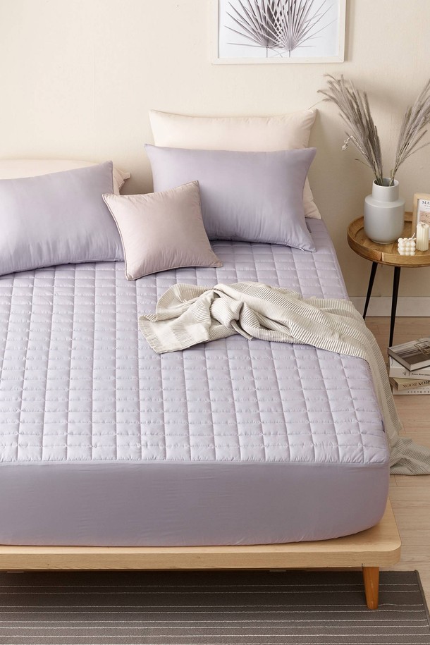 세사온라인 스테이 누빔 매트리스커버 Q는 포근함을 더하는 누빔 디자인의 매트리스 커버입니다. 크림, 라이트베이지, 다크그레이 세 가지 색상으로 제공되며, 미니멀한 스타일을 선호하는 분들께 적합합니다. 흡습 및 보온 기능이 있어 사계절 내내 쾌적하게 사용할 수 있습니다. 부드러운 폴리에스테르 소재로 제작되었으며, 매트리스를 보호하여 더욱 위생적인 사용이 가능합니다. Q 사이즈로 출시되어 넉넉한 사용감을 선사하며, 세탁이 용이하여 편리하게 관리할 수 있습니다.
