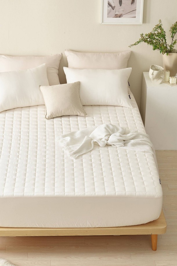 세사온라인 스테이 누빔 매트리스커버 Q는 크림, 라이트베이지, 다크그레이 3가지 색상으로 제공되며, 폴리에스테르 소재로 제작되었습니다. 방수 및 속건 기능으로 실용성을 더했으며, 누빔 처리와 매트리스 고정밴드로 디자인과 편리성을 모두 갖췄습니다. 양면 사용이 가능하며, 매트리스에 안정적으로 고정되어 편안한 잠자리를 제공합니다. 매트리스커버, 방수패드, 베개커버, 토퍼로 구성되어 있습니다.
