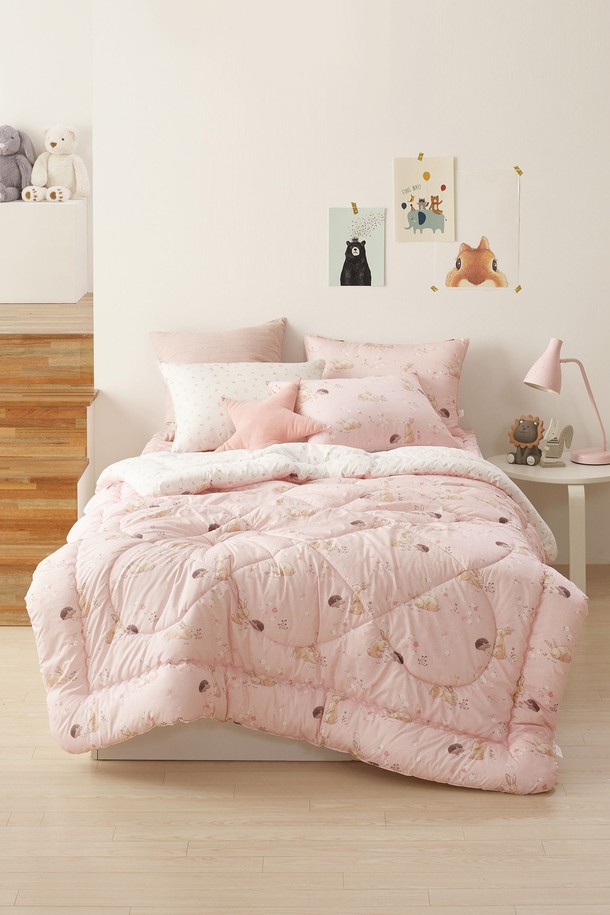 세사온라인 리틀레빗 알러지케어 차렵패드세트 SS는 핑크 컬러의 유아동침구 차렵패드세트입니다. 초극세사 소재의 고밀도, 초고밀도 공극구조로 제작되어 부드러운 촉감을 선사하며, 토끼, 고슴도치, 플라워 패턴으로 귀여움을 더했습니다. 알러지케어, 진드기 및 먼지 차단 기능으로 민감한 피부에도 안심하고 사용할 수 있으며, 반려동물 털 제거에도 용이합니다. FITI 시험연구원, 아토피 안심마크, 알러지 품질인증을 획득하여 안전성을 입증받았고, 유해물질 통과율 0.00% 및 진드기 기피성 테스트를 통과했습니다. 이불, 패드, 베개커버로 구성되어 있으며 SS(슈퍼싱글) 및 Q(퀸) 사이즈를 선택할 수 있습니다.
