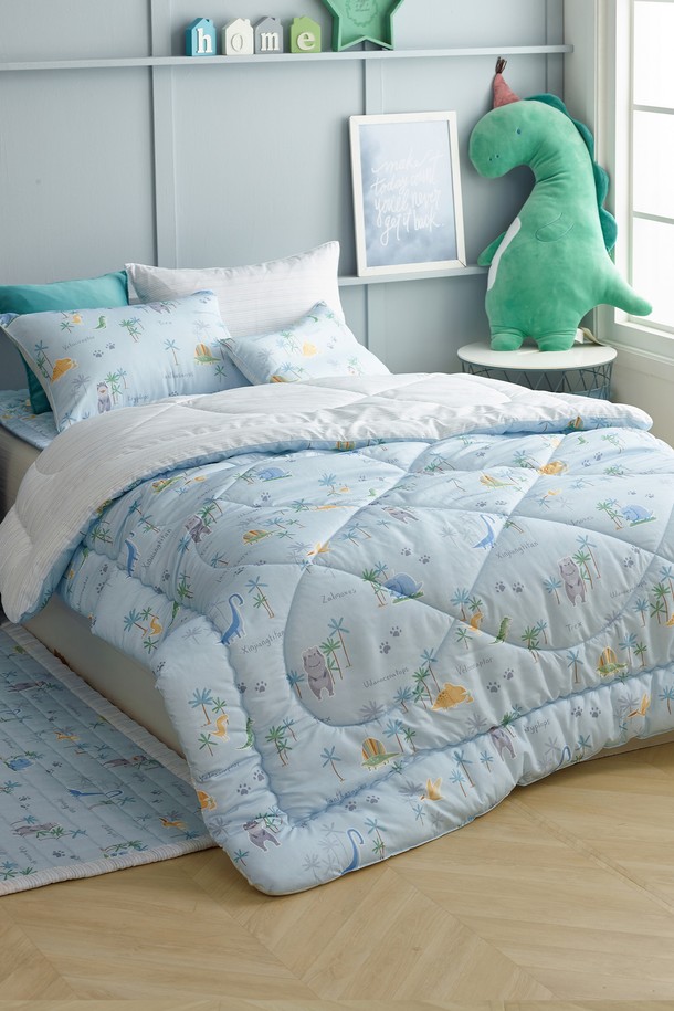세사온라인 다이노스 알러지케어 차렵패드세트 SS는 유아동을 위한 침구세트입니다. 블루와 화이트 컬러의 극세사 소재로 제작되었으며, 공룡 캐릭터 패턴이 적용되어 아이들의 수면 공간에 즐거움을 더합니다. 알러지케어, 항균, 방수 기능을 갖춰 위생적이며 사계절 내내 사용할 수 있습니다. 차렵이불과 패드로 구성되어 있으며, 먼지 방지 기능과 보관용 가방이 포함되어 있어 실용적입니다.
