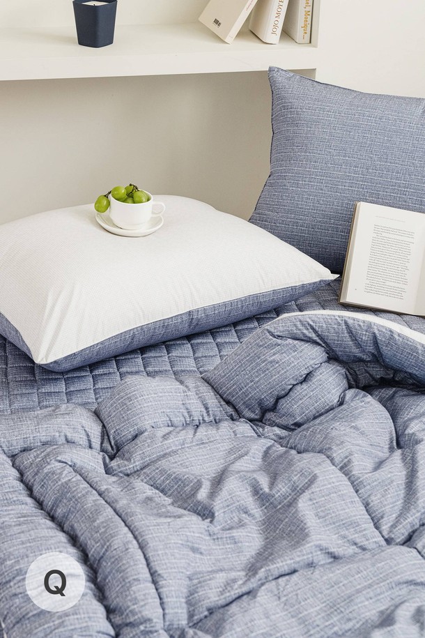 세사온라인 인디아 알러지케어 차렵이불 Q는 네이비 컬러의 퀼팅 디자인으로 포근함을 더한 침구입니다. 초고밀도 공극 마이크로파이버 안감과 부드러운 촉감으로 포근한 잠자리를 제공하며, 알러지 안심 인증을 받아 민감한 피부에도 안심하고 사용할 수 있습니다. 집먼지 진드기 및 진드기 알레르기를 방지하고, 유해물질 통과율 0.00%로 안심하고 사용할 수 있으며, 보온 기능으로 체온 유지에 도움을 줍니다. 가볍고 단독 사용이 가능하며, 보관용 더스트백이 함께 제공됩니다.
