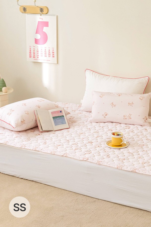 세사온라인 헤이바니 알러지케어 방수패드 SS는 얇은 두께로 사계절 내내 사용할 수 있는 침구용 방수패드입니다. 플라워 패턴 디자인에 화이트, 핑크 두 가지 색상으로 제공되어 취향에 맞게 선택 가능합니다. 폴리에스테르 소재로 제작되어 알러지케어, 항균 기능은 물론 방수 기능까지 갖춰 실용적입니다. SS 사이즈로 출시되어 다양한 침대에 활용할 수 있으며, 세탁이 가능하여 위생적으로 사용할 수 있습니다.
