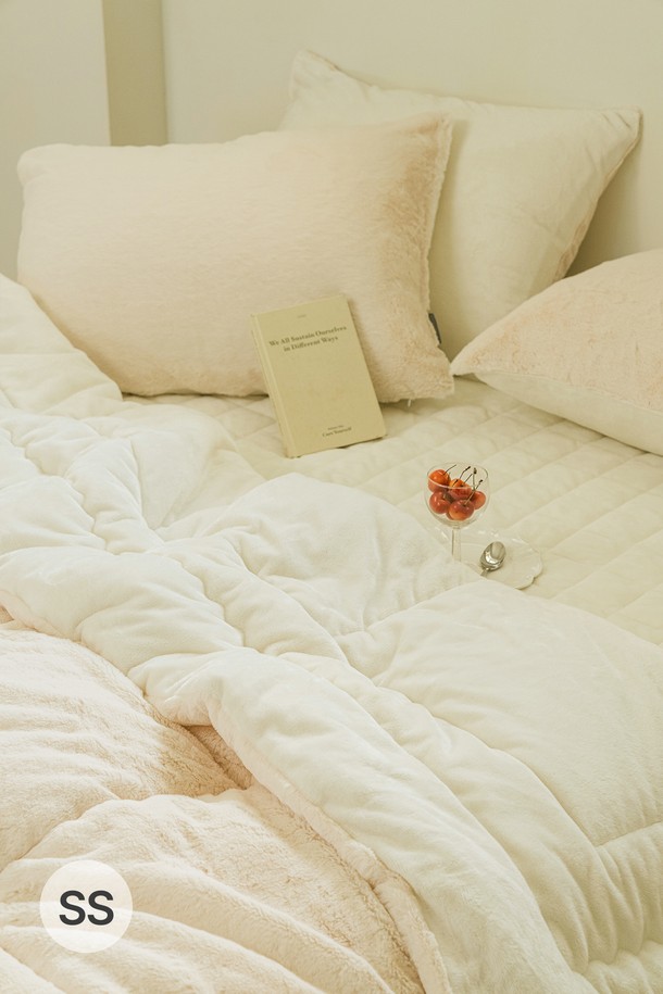 세사온라인 포그밍 10mm 밍크극세사 차렵패드세트 SS는 부드러운 촉감과 따뜻한 보온성을 자랑하는 겨울용 침구 세트입니다. 베이지와 그레이 두 가지 색상으로 제공되며, 밍크 극세사 소재를 사용하여 포근함을 더했습니다. 10mm 두께의 넉넉한 볼륨감과 양면 디자인으로 실용성을 높였으며, 이불, 패드, 베개커버로 구성되어 있습니다. 베이직한 스타일로 어떤 침실에도 잘 어울리며, 프리미엄 소재와 플러피한 텍스처가 고급스러운 분위기를 연출합니다.
